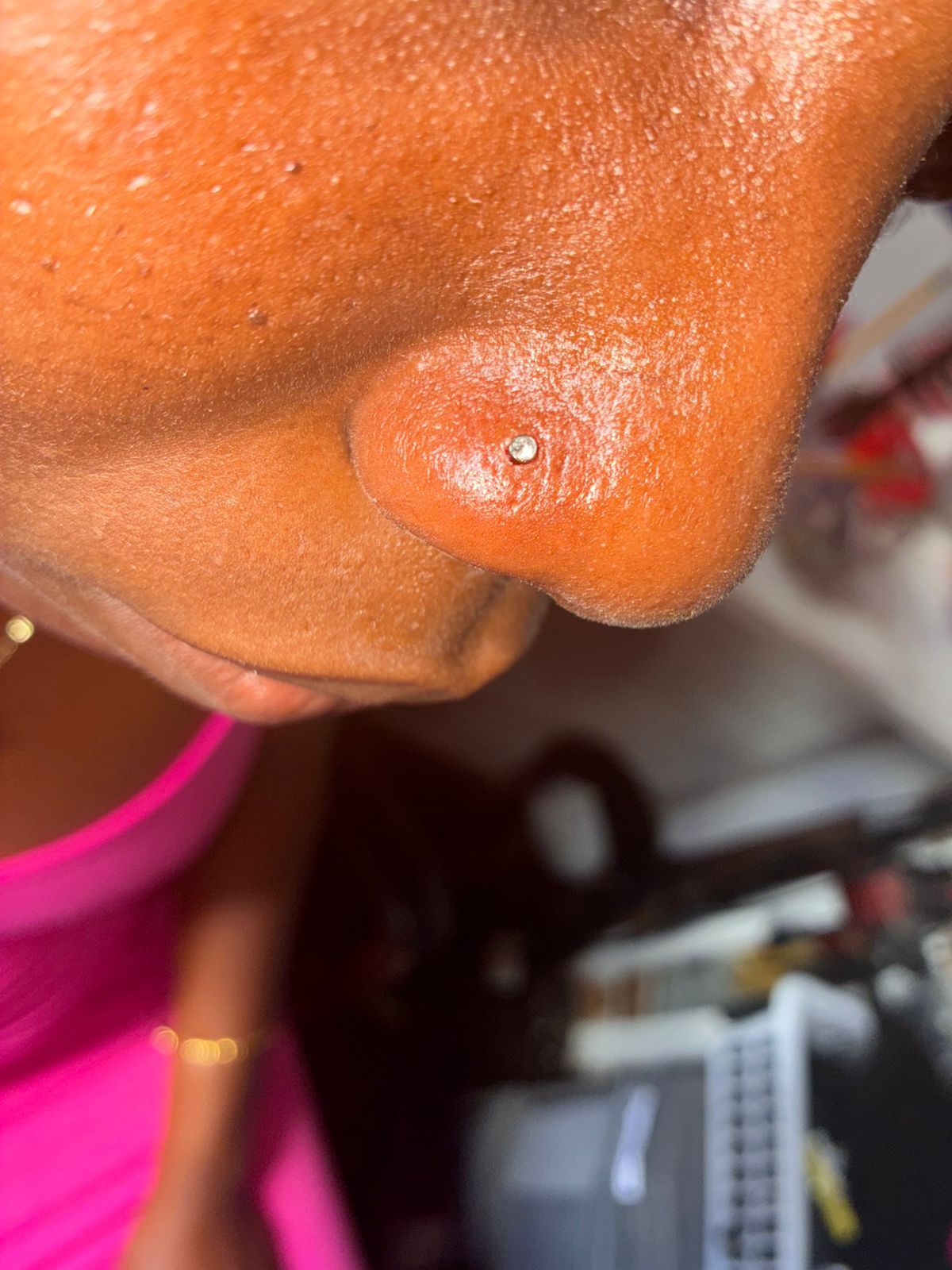 Single nostril piercing 